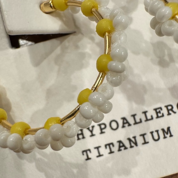 NWT Madewell Seed Bead Daisy Hoop Earrings - Picture 5 of 6